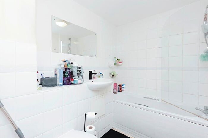 2 Bedroom Flat For Sale In Commonwealth Drive, Crawley, RH10