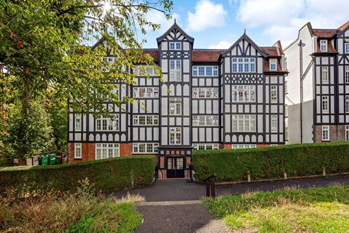 2 Bedroom Flat For Sale In Makepeace Avenue, Holly Lodge Estate, Highgate, London, N6