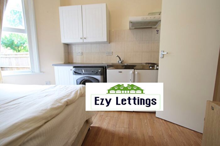 Studio To Rent In Riggindale Road, London, SW16