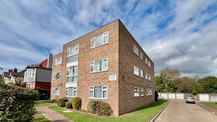 2 Bedroom Flat For Sale In Connaught Avenue, Chingford, E4