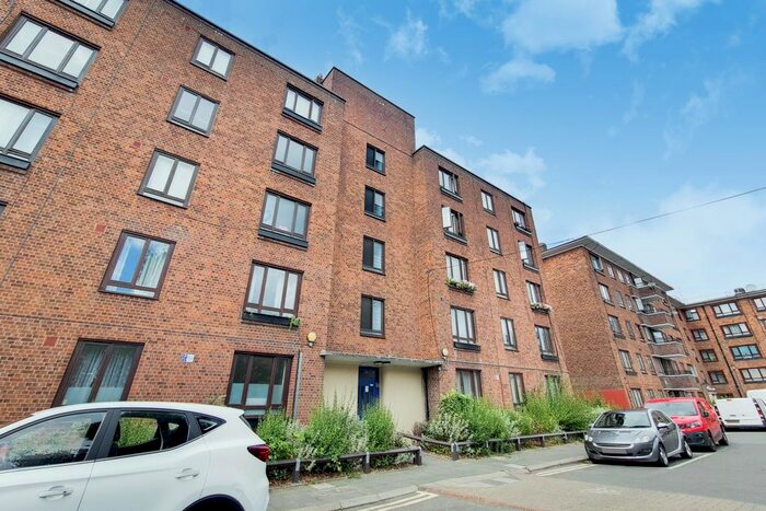 3 Bedroom Flat To Rent In Warwick Grove, London, E5