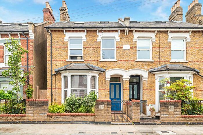 2 Bedroom Apartment For Sale In Park Ridings, Hornsey, N8