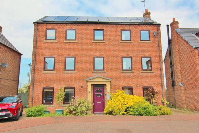 5 Bedroom Detached House To Rent In Barn Elms, Camblesforth, Selby, YO8