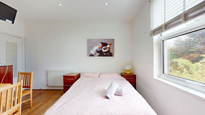Studio To Rent In Blenheim Gardens, London, NW2