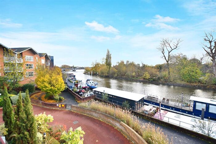 2 Bedroom Flat To Rent In High Street, Brentford, TW8