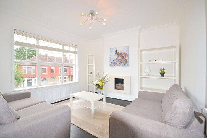 2 Bedroom Flat To Rent In Radbourne Road, Balham, SW12