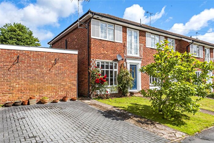 2 Bedroom End Of Terrace House For Sale In Midhope Close, Woking, GU22