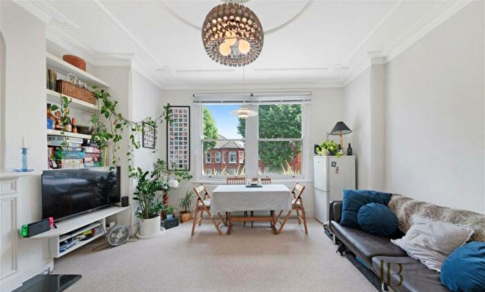 2 Bedroom Flat To Rent In Walm Lane, Willesden Green, London, NW2