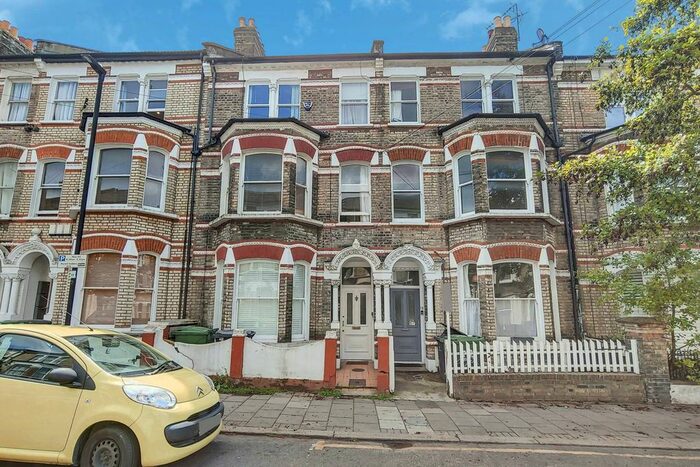 2 Bedroom Flat To Rent In Sandmere Road, Clapham North, London, SW4