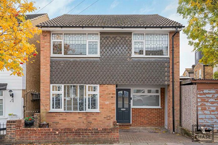 3 Bedroom Detached House For Sale In Merton Road, Enfield, EN2