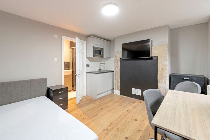 1 Bedroom Flat To Rent In Monmouth Place, Bath, BA1