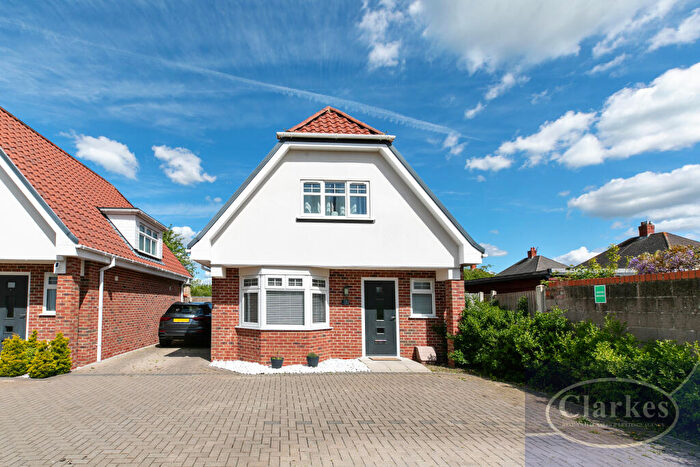 3 Bedroom Chalet For Sale In North Avenue, Bournemouth, Dorset, BH10