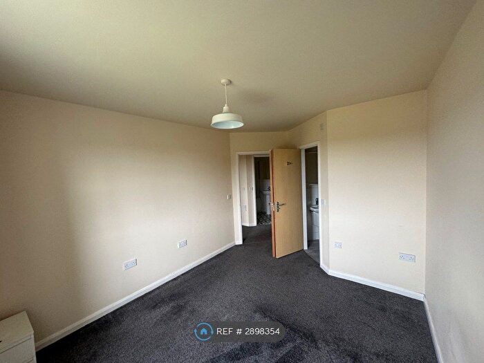 2 Bedroom Flat To Rent In Lyme Place, Dukinfield, SK16