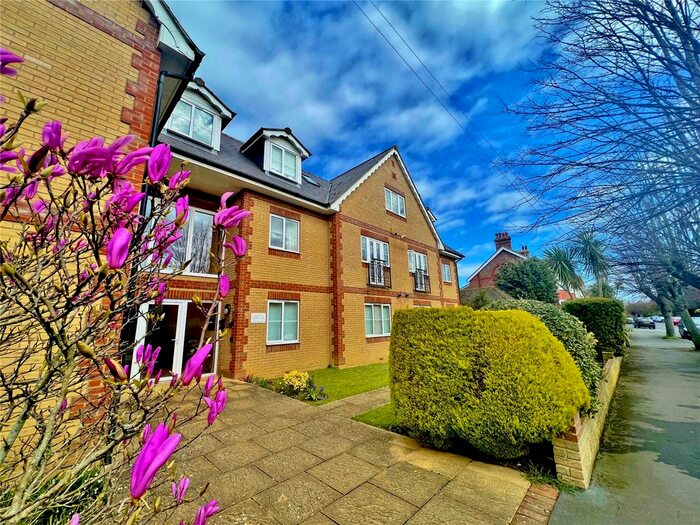 1 Bedroom Flat To Rent In Victoria Drive, Bognor Regis, West Sussex, PO21