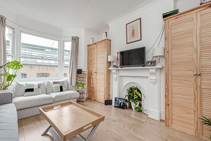 3 Bedroom Flat To Rent In Warriner Gardens, Battersea Park, SW11