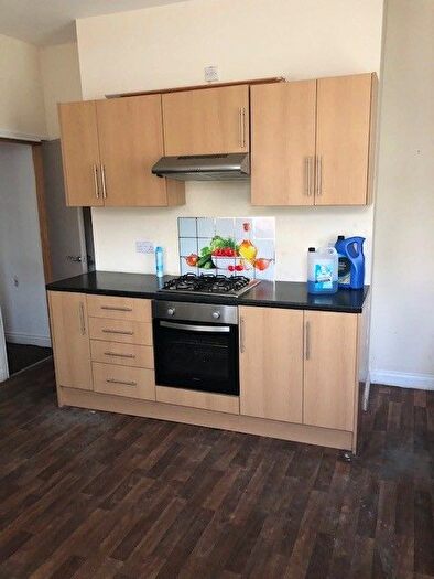 3 Bedroom Flat To Rent In Marshfield Place, Bradford, West Yorkshire, BD5