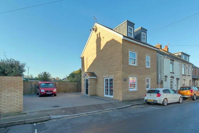 1 Bedroom Flat To Rent In Pear Tree Court, Connaught Road, Sittingbourne, Kent, ME10