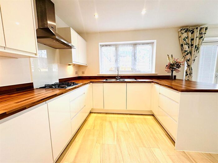4 Bedroom Detached House For Sale In Otter Drive, Calcot, Reading, RG1