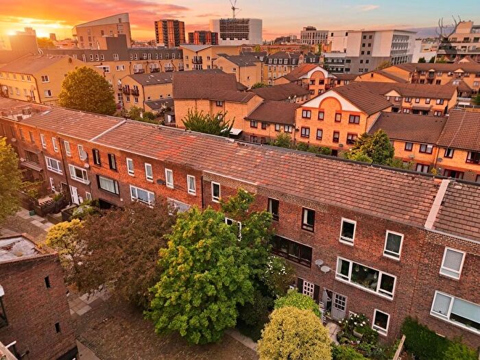 3 Bedroom Town House For Sale In Patriot Square, Bethnal Green, E2