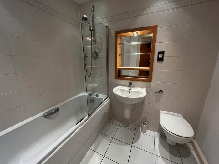 2 Bedroom Flat To Rent In Bowman Lane, Leeds, West Yorkshire, LS10