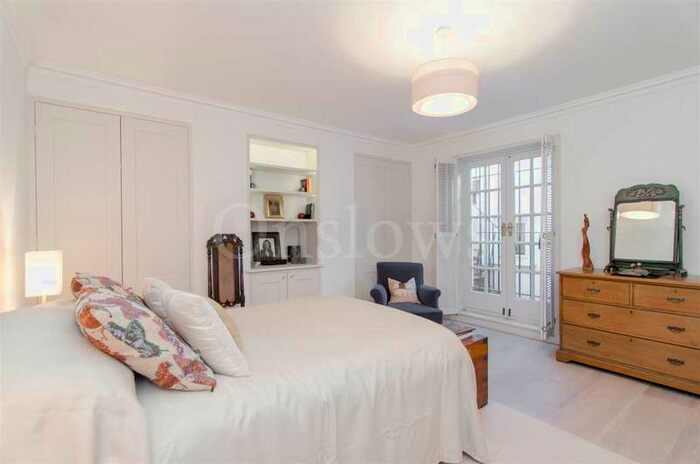 Flat To Rent In Bedford Gardens, London, W8