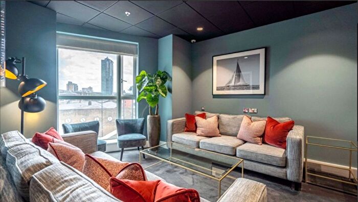 2 Bedroom Flat To Rent In Circus Apartments, Hanover House, E14