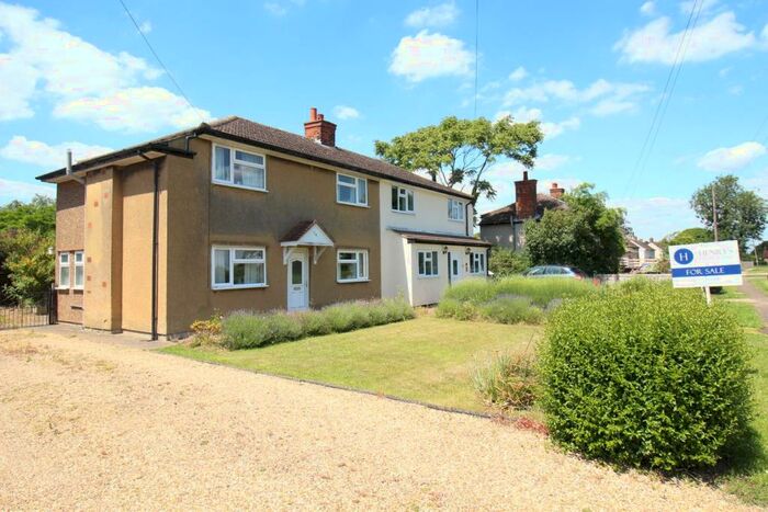 3 Bedroom Semi-Detached House For Sale In Stanford Road, Southill, Biggleswade, SG18