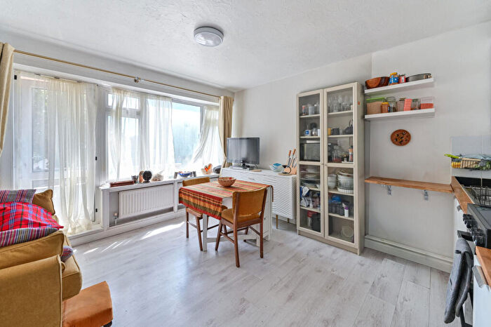 2 Bedroom Flat For Sale In Lakeview Court, Highams Park, London, E4