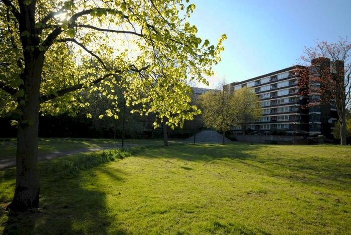 3 Bedroom Flat To Rent In Hanworth House, John Ruskin Street, London, SE5