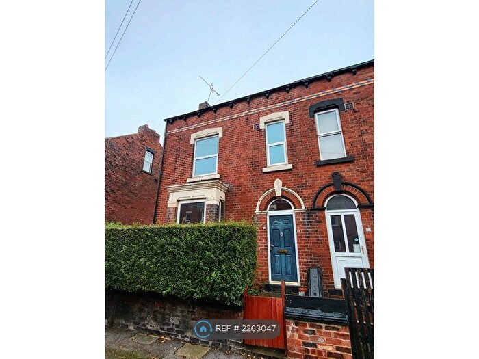 3 Bedroom End Of Terrace House To Rent In Whingate Grove, Leeds, LS12