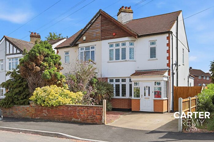 3 Bedroom Semi-Detached House For Sale In Ashwood Avenue, Rainham, RM13