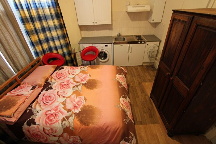 Studio To Rent In Riggindale Road, Streatham/Tooting, SW16