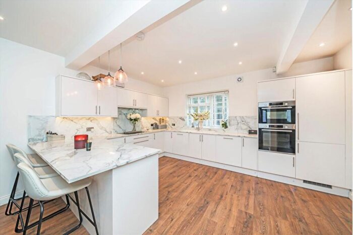 3 Bedroom Semi-Detached House For Sale In Guild Road, Charlton, SE7