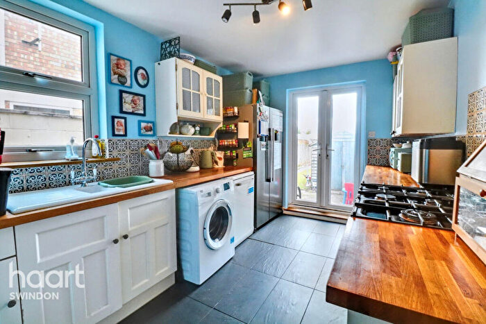 3 Bedroom Terraced House For Sale In Ferndale Road, Swindon, SN2