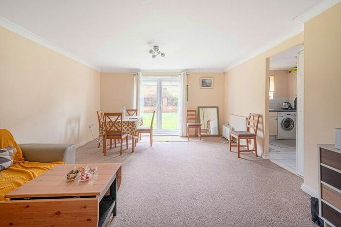 2 Bedroom Flat To Rent In Stafford Close, Oakwood, London, N14