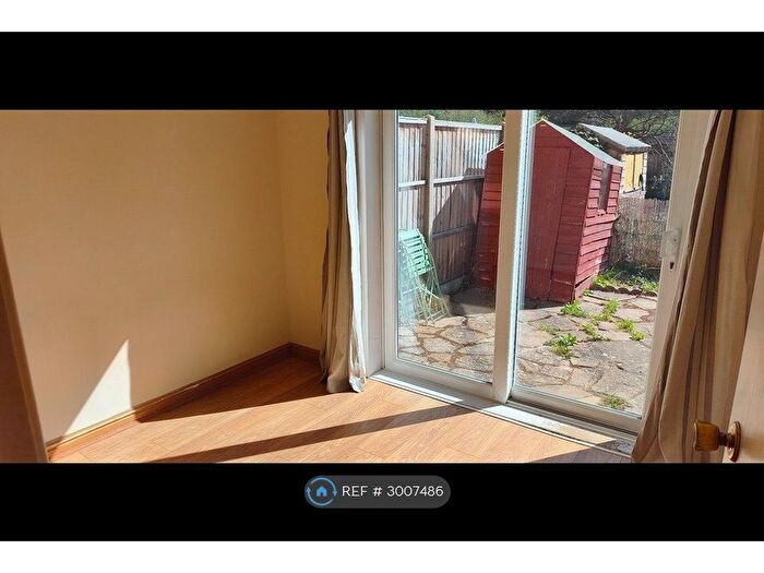 1 Bedroom Flat To Rent In Harvester's Close, Isleworth, TW7