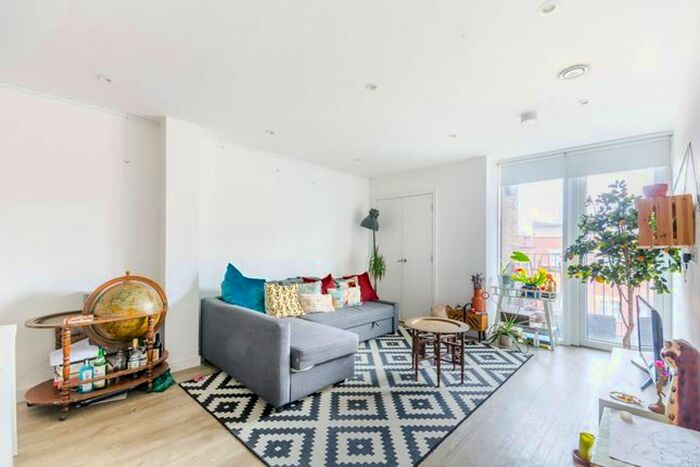 2 Bedroom Flat To Rent In Tooting High Street, Tooting, London, SW17