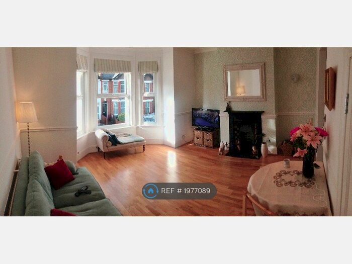 2 Bedroom Flat To Rent In Long Lane, London, N3