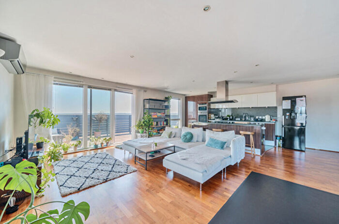 2 Bedroom Penthouse For Sale In The Heart, Walton-On-Thames, KT12