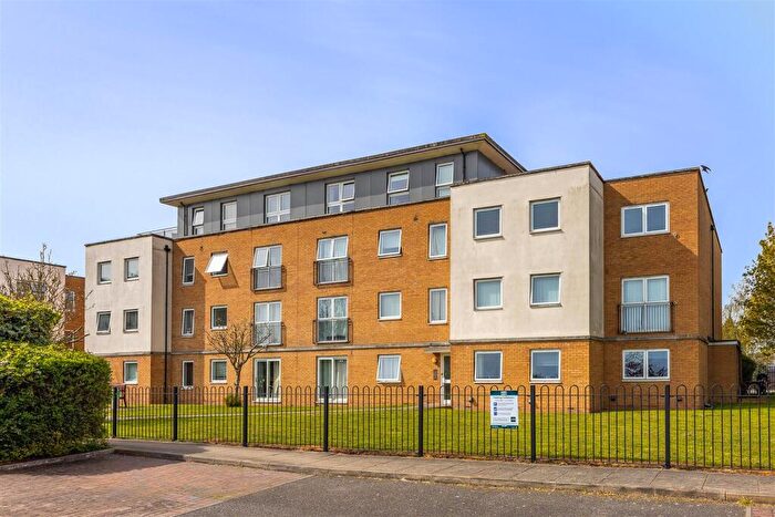 2 Bedroom Apartment For Sale In Kenway, Southend-On-Sea, SS2