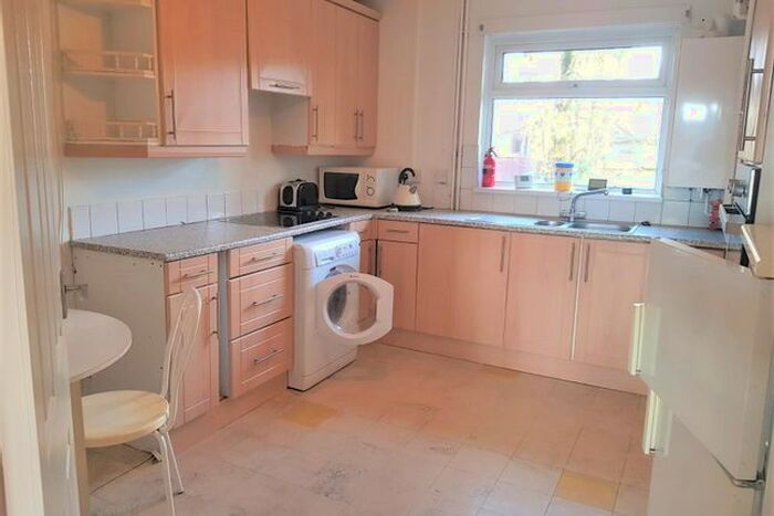 2 Bedroom Flat To Rent In Edgehill Avenue, Llanishen, Cardiff, CF14