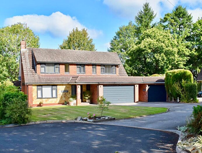 4 Bedroom Detached House For Sale In Roebuck Close, Ashtead, KT21