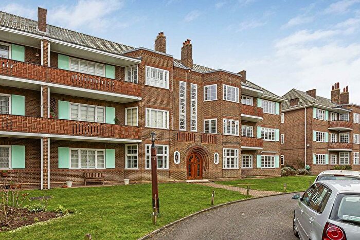 3 Bedroom Flat To Rent In Roehampton Close, Putney, SW15