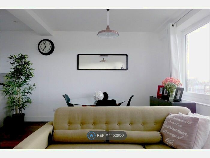 3 Bedroom Flat To Rent In Madron Street, London, SE17