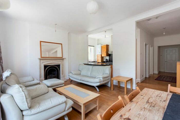 3 Bedroom Flat To Rent In North Side Wandsworth Common, London, SW18