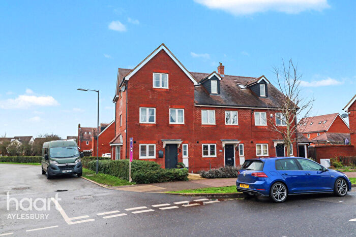 3 Bedroom Semi-Detached House For Sale In Collington Road, Aylesbury, HP18