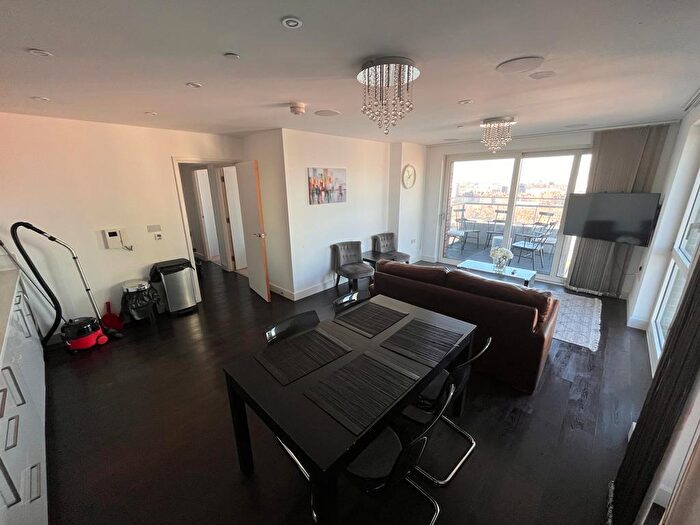 3 Bedroom Flat To Rent In Jefferson Plaza, London, E3