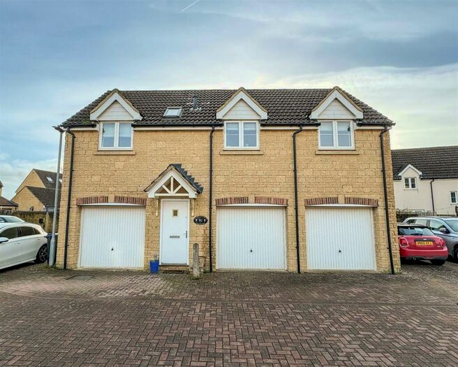 2 Bedroom Flat To Rent In Avenue De Gien, Malmesbury, SN16