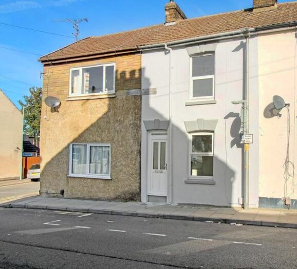 3 Bedroom Terraced House To Rent In Saunders Street, Gillingham, ME7