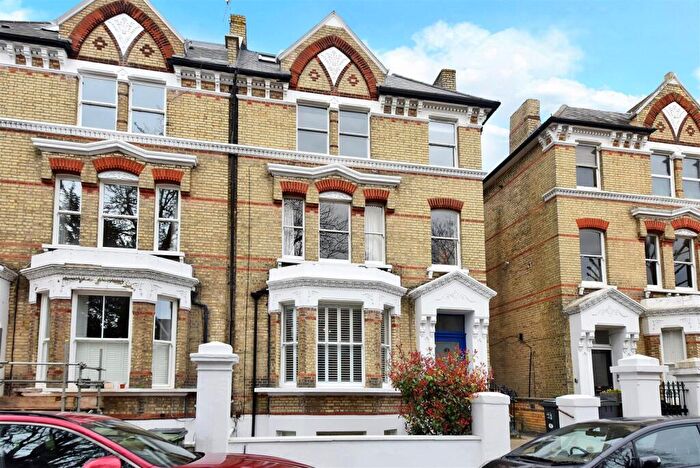 2 Bedroom Flat For Sale In St Andrew's Square, Surbiton, KT6